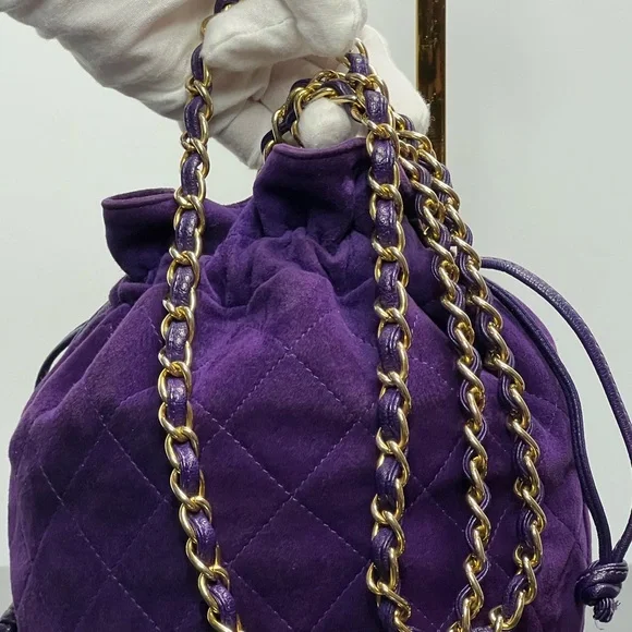 AMAZING CHANEL VINTAGE PURPLE bag with drawstring handles, 24 gold-plated chain. - Picture 6 of 12